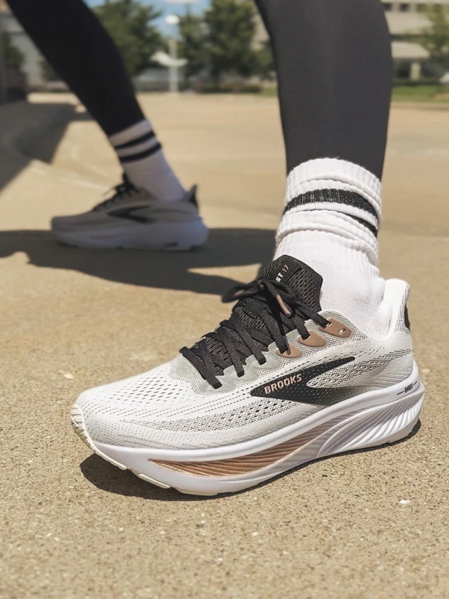 Brooks Women’s Ghost 17 Running Shoes
